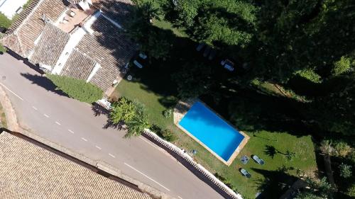 an overhead view of a park with a blue lake at Venta del Celemín in Ossa de Montiel