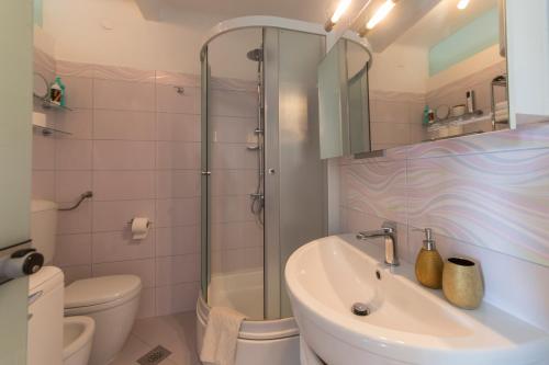 Bilik mandi di Tifani Lux Apartment