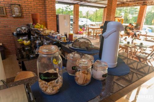 Jaguariaíva的住宿－Chakras Pousada，一张桌子,上面放着一罐食物和榨汁机