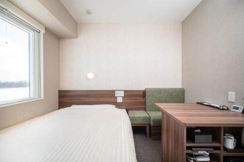 Кровать или кровати в номере Super Hotel Ishikari