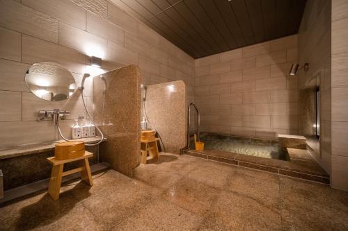 Ishikariにあるスーパーホテル石狩のバスルーム(シャワー、シンク、バスタブ付)