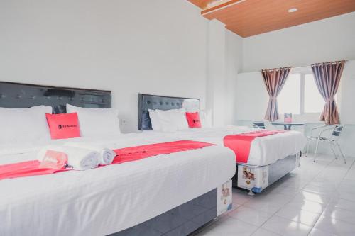 Postel nebo postele na pokoji v ubytování RedDoorz @ Jalan Pangeran Antasari Lampung 2
