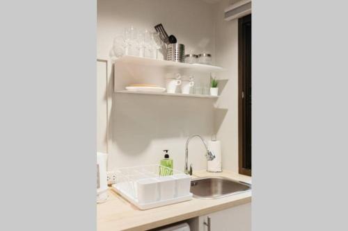 eine Küche mit Spüle und Arbeitsplatte in der Unterkunft S3 Silom26 · S3 Silom central, large room, full kitchen, WIFI, in Bangkok