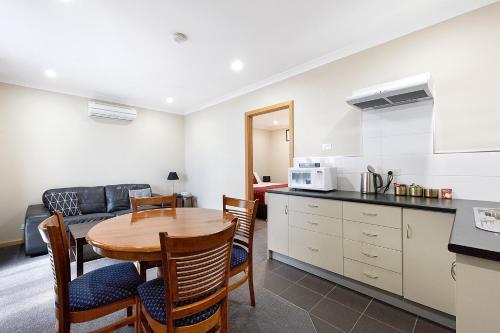 
A kitchen or kitchenette at Commodore Regent
