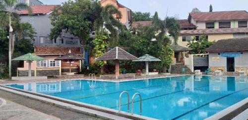 una gran piscina junto a un edificio en Intan Hotel Purwakarta, en Purwakarta