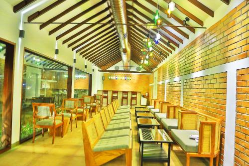 Un restaurante o sitio para comer en Estuary Sarovar Premiere Poovar Island