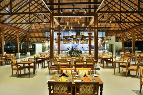 Un restaurante o sitio para comer en Estuary Sarovar Premiere Poovar Island
