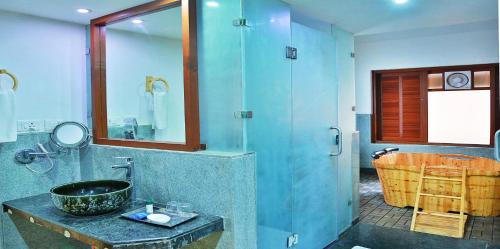 Un baño de Estuary Sarovar Premiere Poovar Island