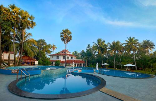 Peldbaseins naktsmītnē Estuary Sarovar Premiere Poovar Island vai tās tuvumā