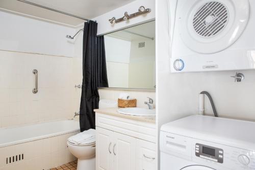y baño con lavabo y espejo. en S203S - The Loft by Darling Harbour, en Sídney