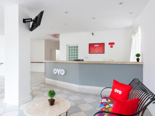 a living room with a couch and a table at OYO Hotel Cosmópolis, Sao Paulo in Cosmópolis