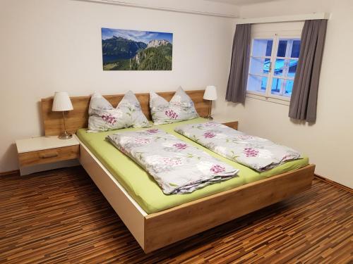 Schlafzimmer mit einem Bett und einem Fenster in der Unterkunft Ferienwohnung Werner Pucher OG in Altaussee