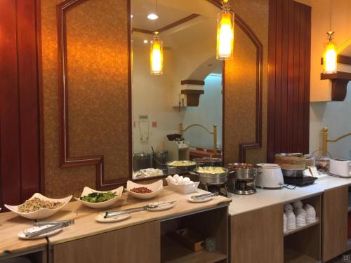 a buffet in a restaurant with bowls of food at Hua Guo Hotel in Keelung