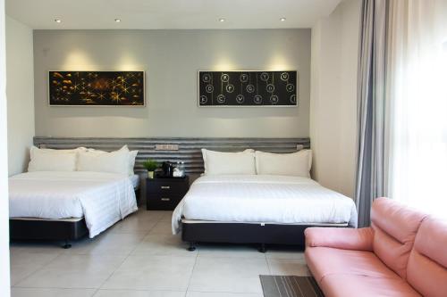 Postel nebo postele na pokoji v ubytování M Design Hotel @ Shamelin Perkasa