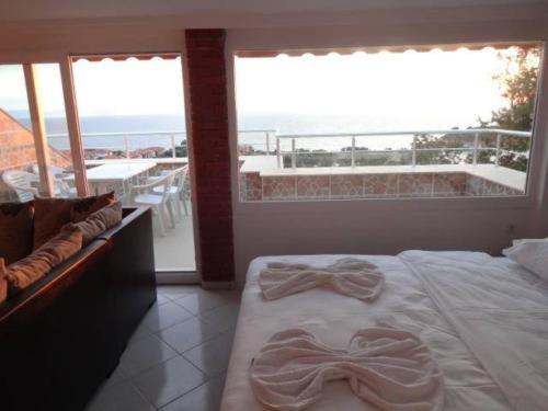 een slaapkamer met een bed met een strikje erop bij ASIA APART HOTEL in Kuşadası