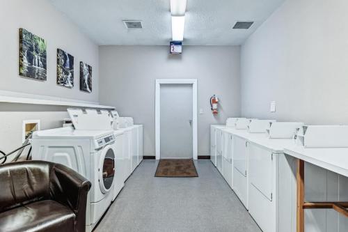uma lavandaria branca com máquina de lavar e secar roupa em Gatlinburg Summit Condo #6208 em Gatlinburg