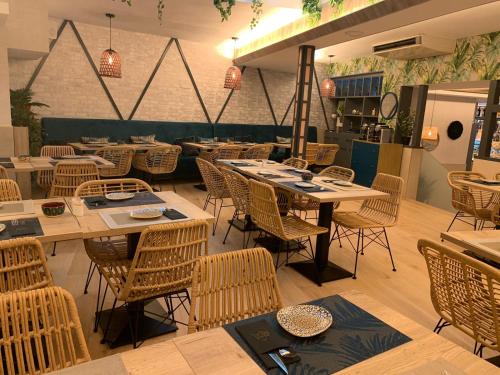 a restaurant with tables and chairs in a room at Hostal Real Aranjuez in Aranjuez