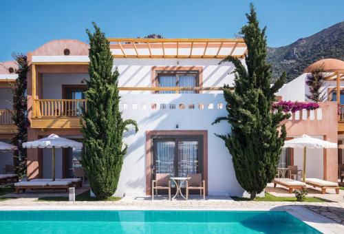 une villa avec une piscine et une maison dans l'établissement Mitsis Selection Blue Domes, à Kardamaina