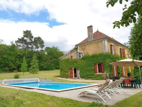 une maison avec une piscine devant dans l'établissement Le Maine au bois, à Saint-Vallier