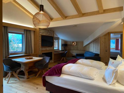 ein Schlafzimmer mit einem Bett und ein Wohnzimmer in der Unterkunft Hotel Tyrolis in Zirl