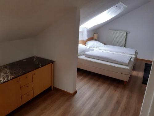 um pequeno quarto com uma cama e uma clarabóia em Apartment City Metzingen em Reutlingen