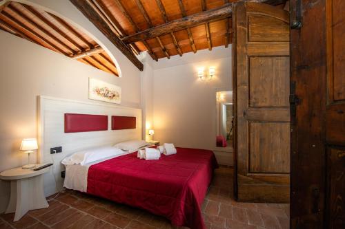 Un pat sau paturi într-o cameră la hu Norcenni Girasole village