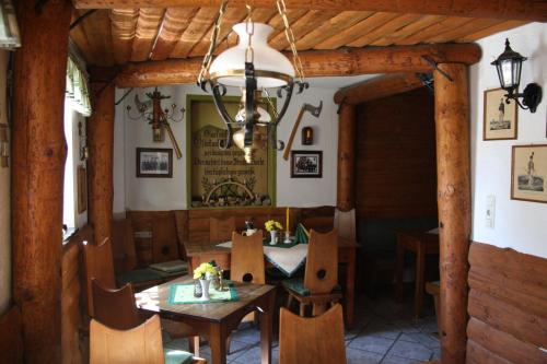 comedor con mesa, sillas y lámpara de araña en Dreibettzimmer-in-Wiesa, en Thermalbad Wiesenbad