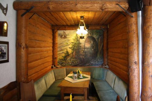 une chambre avec une table et un tableau sur le mur dans l'établissement Doppelzimmer-in-Wiesa, à Thermalbad Wiesenbad