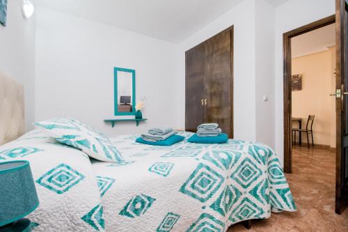 トレビエハにあるApartment TOMILLOのベッドルーム1室(青い枕のベッド1台付)