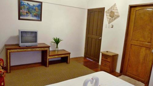 Μια τηλεόραση ή/και κέντρο ψυχαγωγίας στο Romantic Beach Villas