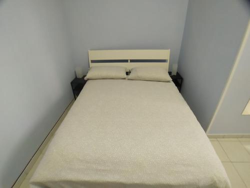 a small bed in a corner of a room at La Magnolia sul Lago in Campolattaro