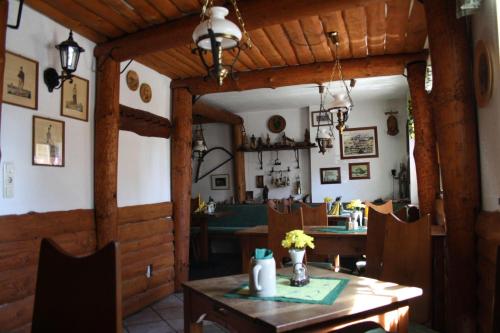 cocina y comedor con mesa y comedor en Dreibettzimmer-in-Wiesa, en Thermalbad Wiesenbad