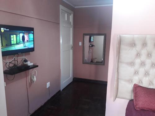 Televisyen dan/atau pusat hiburan di Coolden guesthouse