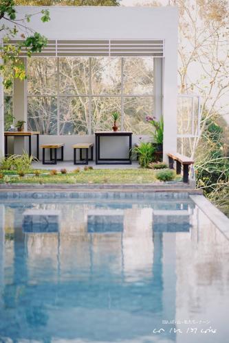 Der Swimmingpool an oder in der Nähe von HOMU Villa Pua