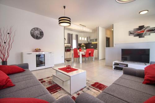 New villa Luna with private pool in Pula surrounded by greenery rented by WiiBuk