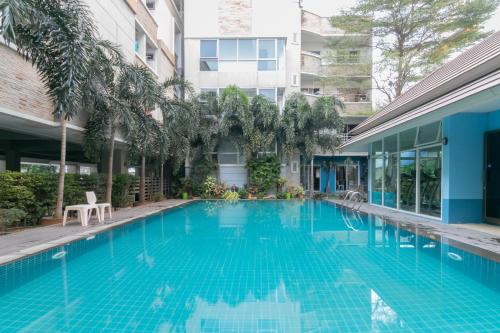 a swimming pool in the middle of a building at P-Park Suvarnabhumi in Bangkok