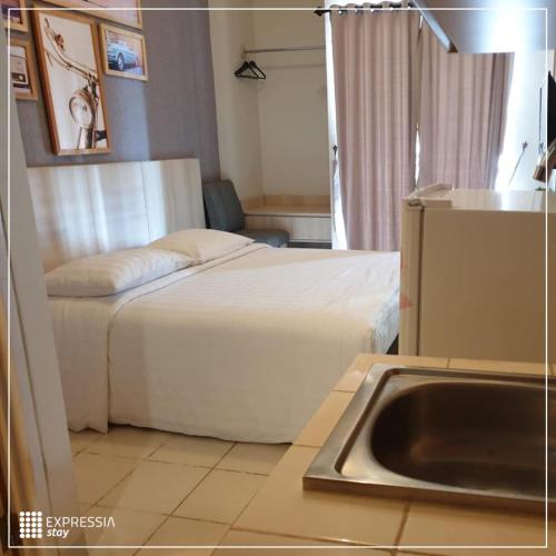 Ένα ή περισσότερα κρεβάτια σε δωμάτιο στο Expressia Stay at Serpong Greenview Apartment