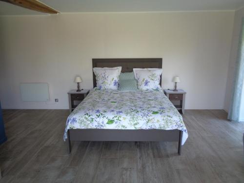 um quarto com uma cama e duas mesas de cabeceira em la Monlassière em Vitry-aux-Loges