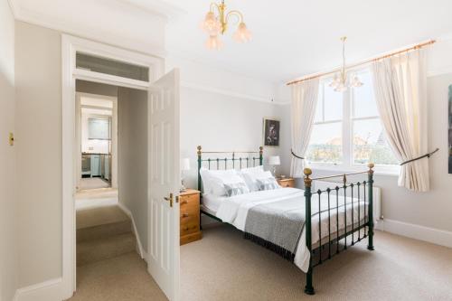 een slaapkamer met een bed en een raam bij Warwick Victorian Apartment in Warwick