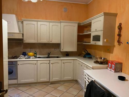 een keuken met witte kasten en witte apparaten bij Villa Assunta in Premeno