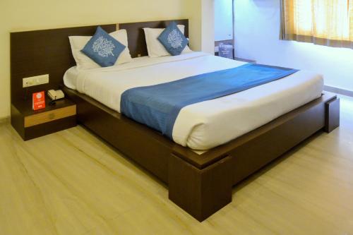 Giường trong phòng chung tại Hotel Sundaram
