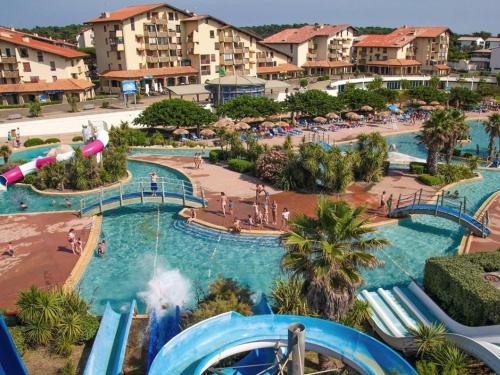 un parc aquatique dans un complexe hôtelier avec un toboggan aquatique dans l'établissement LE SPOT Studio'Hotel 