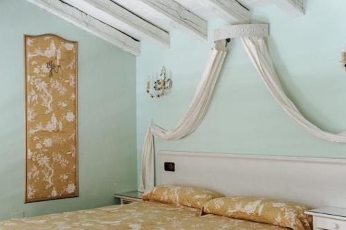 a bedroom with a bed in a room at Rincón de Navarrete in Calamocha
