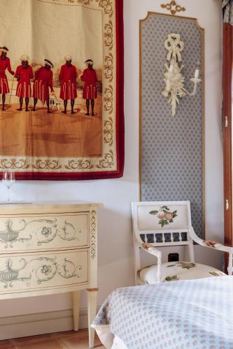 a bedroom with a dresser and a picture on the wall at Rincón de Navarrete in Calamocha