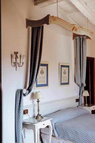 a bedroom with a canopy bed and a table with a lamp at Rincón de Navarrete in Calamocha