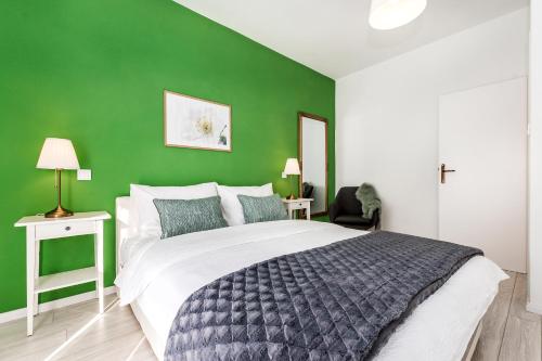 Dormitorio verde con cama y pared verde en Apartments Tanya en Šibenik