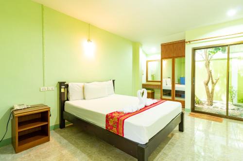 Кровать или кровати в номере Khum Suk Resort