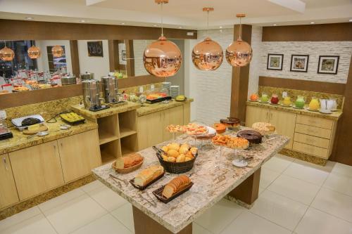 Makanan di atau berdekatan hotel