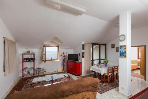een woonkamer met een bank en een tafel bij Apartments Kisic in Mlini