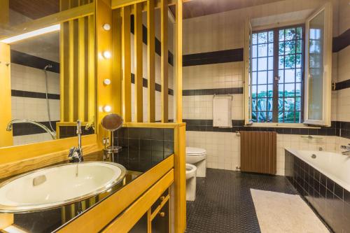 a bathroom with a sink and a tub and a toilet at Villa Anna Maria in Centobuchi